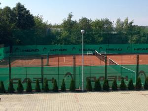Tenis a/nebo squash v ubytování Motel R10 nebo okolí