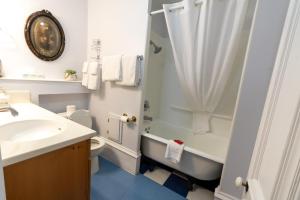 a bathroom with a sink toilet and a shower at Jackson House Hotel in Eureka