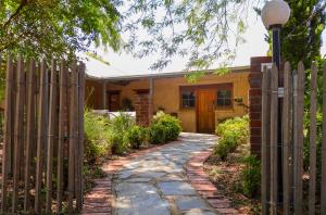 a house with a fence and a walkway at Kaesler Cottages in Nuriootpa