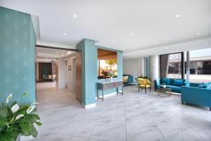a lobby of a hospital with blue furniture at Swiss-Belhotel Napier in Napier