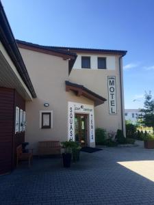 un bâtiment avec un panneau indiquant le centre héritage dans l'établissement Hotel Sport Mlada Boleslav, à Mladá Boleslav