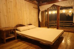a bedroom with a large bed in a room at little Island in Na Lúng