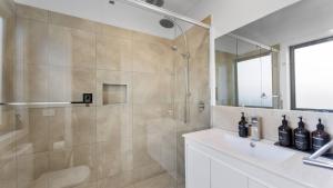 a bathroom with a shower and a sink at Bendigo Lakeside in Eaglehawk