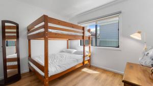 a bedroom with two bunk beds and a window at Bendigo Lakeside in Eaglehawk +17 photos