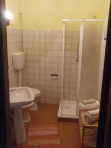 een badkamer met een toilet, een wastafel en een douche bij San Lorenzo in Cerreto dʼEsi