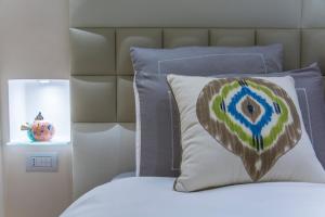 a bedroom with a bed with a pillow and a lamp at Lemon in the Air in Scala