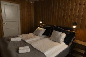 two beds sitting next to each other in a room at Hemavans Wärdshus in Hemavan