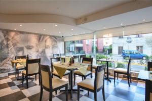 a restaurant with tables and chairs and a large window at Hotel Eurotel Providencia in Santiago