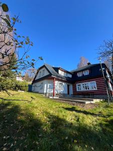 a white house with a gambrel at Rychtrova bouda Benecko in Benecko