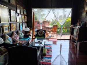 a living room with a couch and a table at นำสมัย สุขใจ สนามชัย in Bangkok