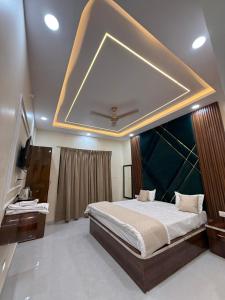 a bedroom with a large bed with a large ceiling at Hotel JP palace in Orchha