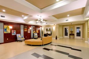 ein großes Wohnzimmer mit Sofa und Sessel in der Unterkunft Holiday Inn Express - Andalusia by IHG in Andalusia + 35 Fotos