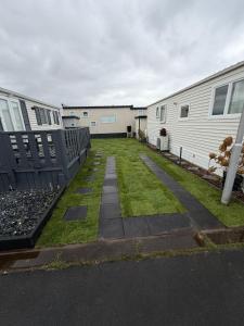 a yard next to a building with a house at Seacottage Blankenberge-Wenduine in De Haan
