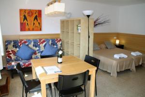 Postel nebo postele na pokoji v ubytování Apartaments Margarita Sabina Pinell + 37 fotografií