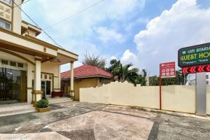 a sign in front of a guest hotel at RedDoorz Syariah at UIN Suska GuestHouse in Pekanbaru
