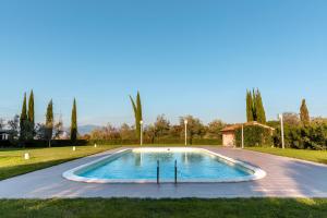 a swimming pool in the middle of a yard at Agriturismo Gli Archi in Fauglia