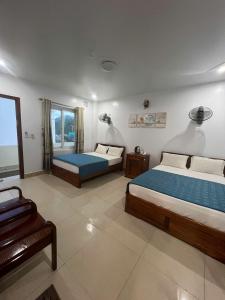 a bedroom with two beds and a piano at Manh Vuong Buotique Hotel in Cat Ba