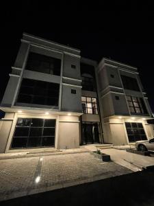 a building at night with a car parked in front at شقة ياسمين الفندقية in Medina