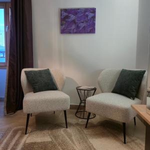 two chairs sitting next to each other in a room at La Tissandière in Lalbenque