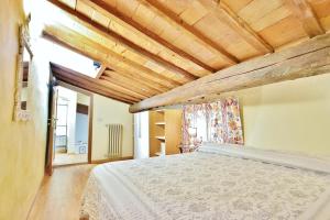 una camera da letto con un letto con soffitto in legno di Pepi apartments a Firenze