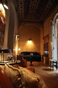Posezení v ubytování L'Alcazar + 37 fotografií