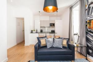un soggiorno con divano e una cucina di Apartment Yellow Bica a Lisbona
