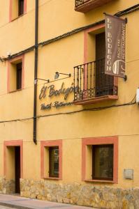 un edificio con un cartel en el costado en Hostal El Bodegon, en Ateca