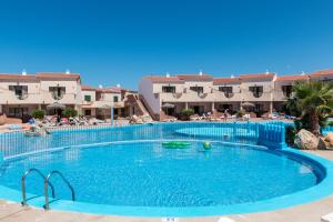 una gran piscina frente a un hotel en Apartamentos Moon Dreams Los Lentiscos, en Cala en Blanes