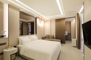 호텔 퀸스 TV 또는 엔터테인먼트 센터