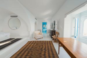 a white room with a table and a chair at Villa Kahina in Carthage