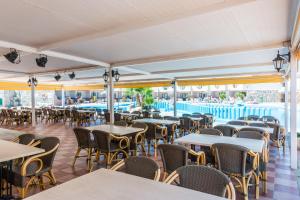 Un restaurante o sitio para comer en Apartamentos Moon Dreams Los Lentiscos