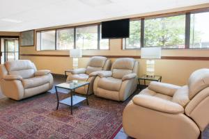 The lounge or bar area at Days Inn & Suites by Wyndham Madison Heights MI