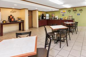 A restaurant or other place to eat at Days Inn & Suites by Wyndham Madison Heights MI