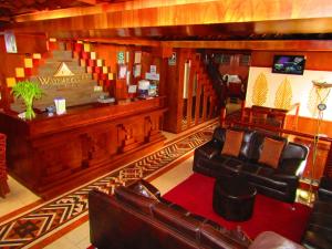 un vestíbulo con una sala de espera con muebles de cuero en Hotel Waynapicchu, en Cusco