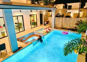 a large swimming pool in the middle of a house at Pool villa Cream Darin in Ban Hua Phrong +4 photos