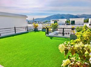 a green lawn on the balcony of a building at Pool villa Cream Darin in Ban Hua Phrong