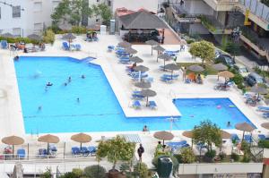 an overhead view of a large swimming pool with people in it at La Nogalera 7 in Torremolinos