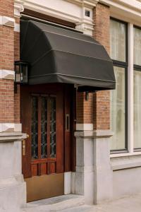 a building with an awning over the door of a building at Hotel Rose Rotterdam in Rotterdam