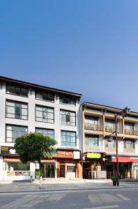 an empty street in front of a building at YISHUYIHUACoFFee Hotel in Zhangjiajie