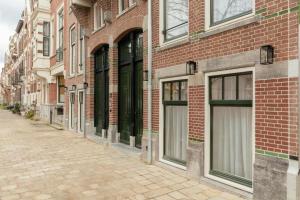 an empty street in front of a brick building at Hotel Middelland Rotterdam in Rotterdam
