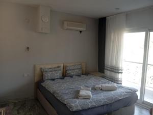 a bedroom with a bed with towels on it at Gelinkızı Apart in Kargınküre