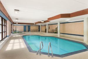 uma piscina no átrio de um hotel em Travelodge by Wyndham Barrie em Barrie