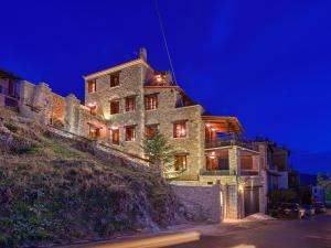 um grande edifício de pedra sobre uma colina à noite em ViP Suite 4 Seasons em Arachova