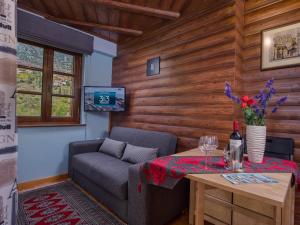 uma sala de estar com um sofá e uma mesa em ViP Suite 4 Seasons em Arachova