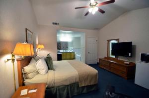 A room at Garden Inn and Suites Fresno