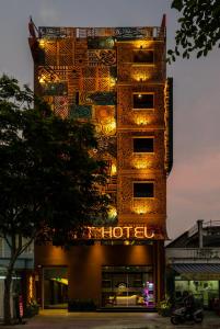 ein Gebäude mit einem Hotelschild an der Seite in der Unterkunft Pynt Hotel 8 in Ho-Chi-Minh-Stadt