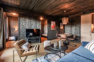 a living room with a couch and a table at Kikut Alpin Lodge 2102 in Hol