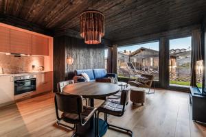 a kitchen and living room with a table and chairs at Kikut Alpin Lodge 2102 in Hol