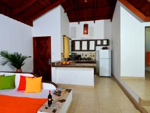 Villas Playa Samara Beach Front All Inclusive Resortにあるキッチンまたは簡易キッチン