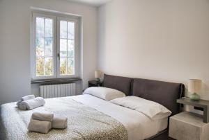 a bedroom with a bed with two towels on it at Terrazza in centro Valsassina in Introbio